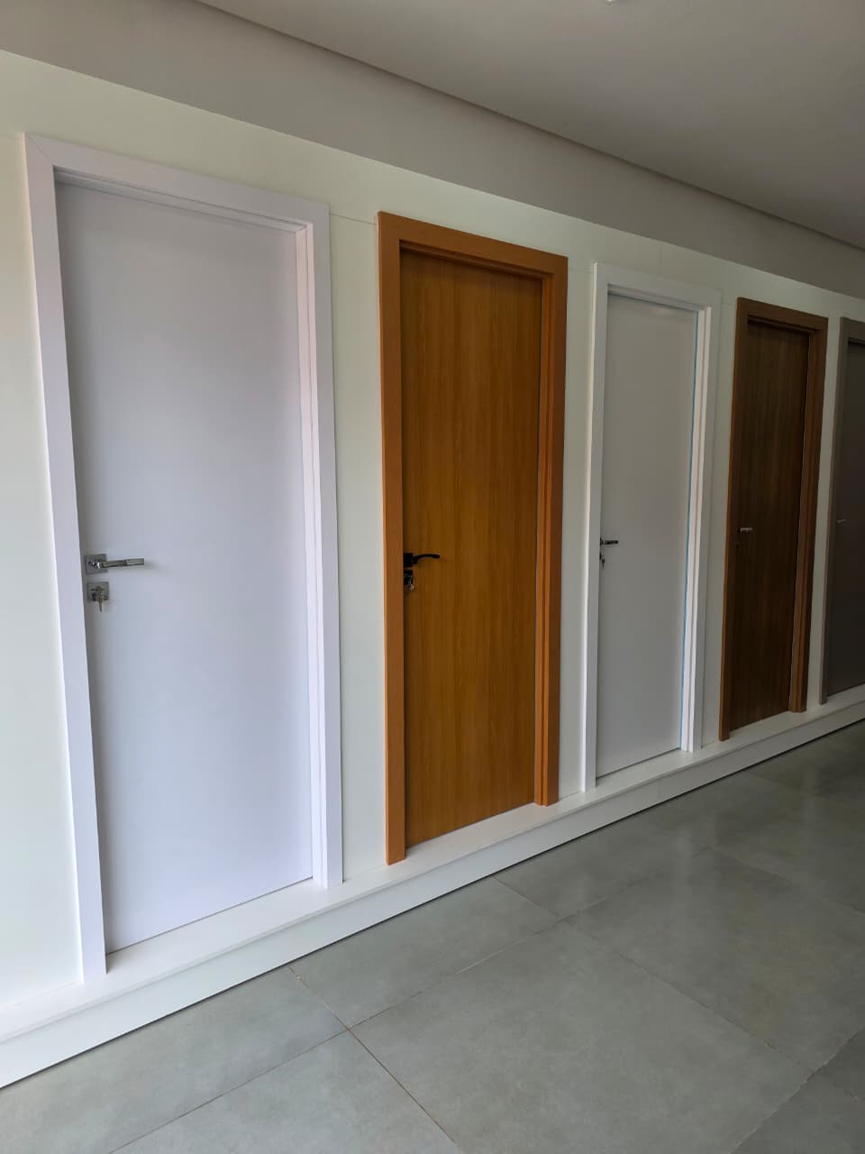 Porta preta modelo 5